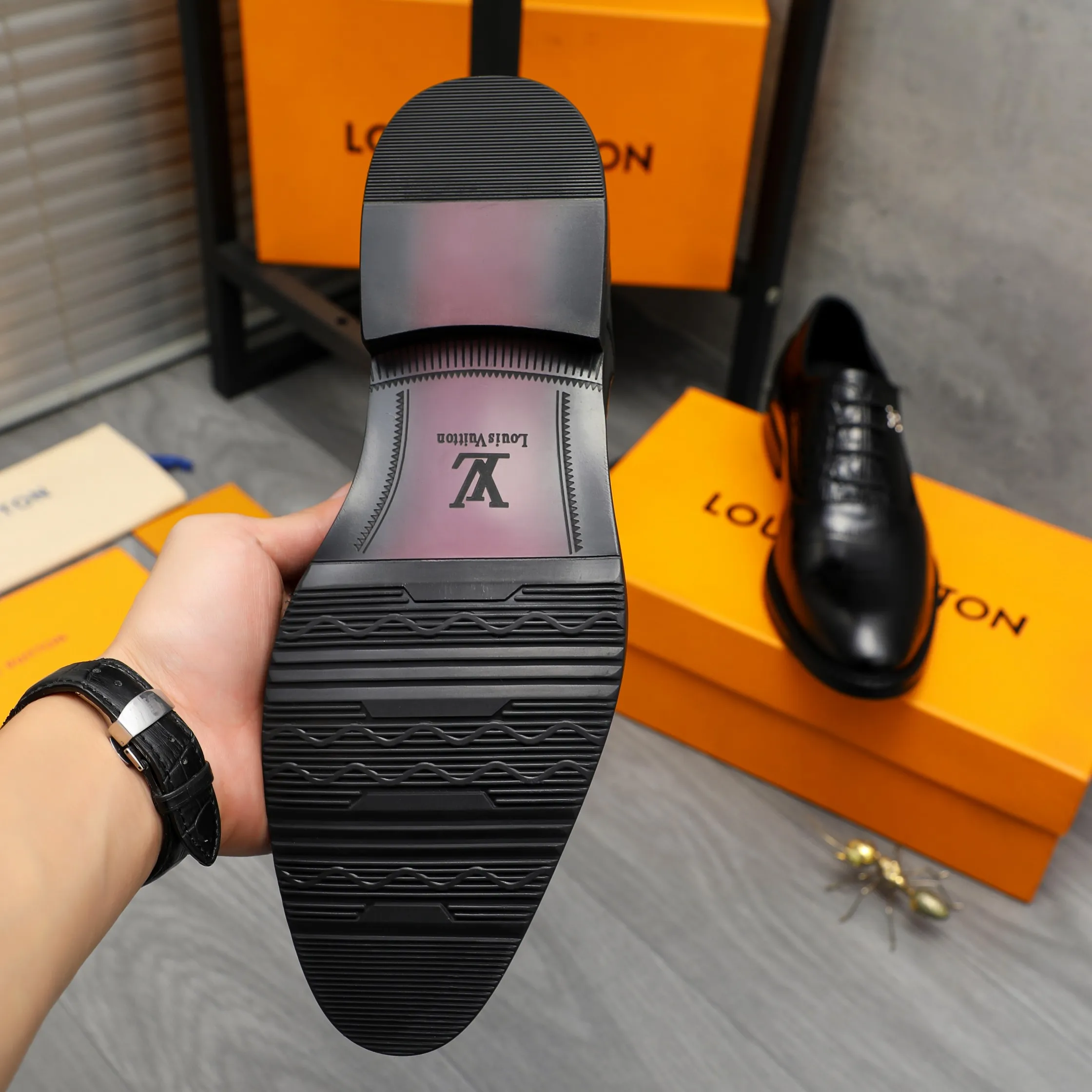 Men's shoes 💰p460 Product trademark: LV (Louis Vuitton) business lace-up formal leather shoes Regular size: 39-44 (38.45 custom-made, non-returnable) Product materials: Selected high-quality stone grain cowhide stitching upper, cowhide lining, original rubber outsole